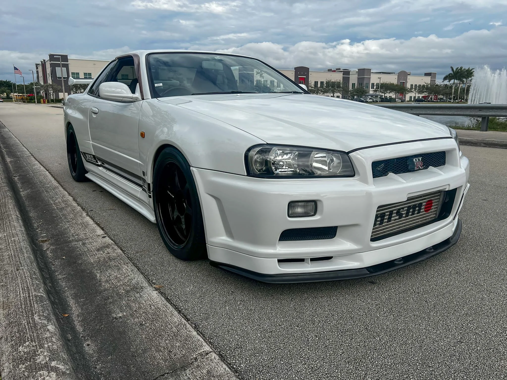 イグニッションモデル　R34 GT-R 1999 スーパーホワイト イグニッションモデル 日産 ニスモ R34 GT-R (BNR34) Z-tune